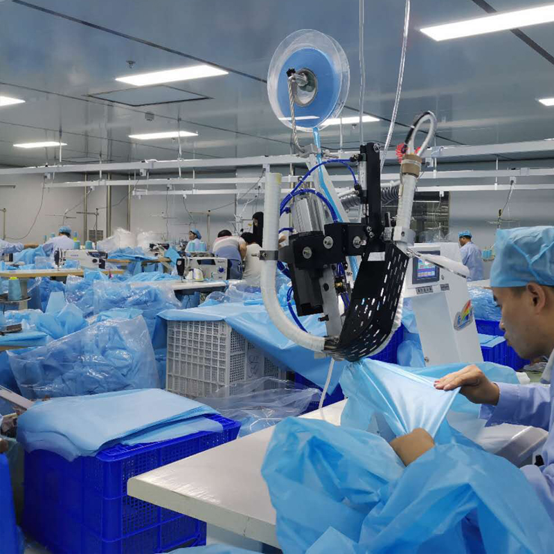 Továrna oděvů Yiwu Ruoxuan, která vyrábí izolační šaty pro dělníky v první linii.